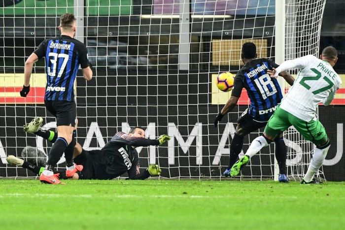 Inter Milan goalkeeper Samir Handanovic rescued a point, denying Sassuolo's Ghanaian forward Kevin-Prince Boateng