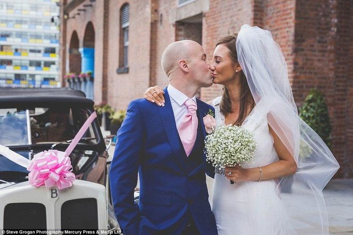 Laura and Steven Monks, both 35, tied the knot in a wedding ceremony all paid for by the kindness of strangers after Steven was diagnosed with terminal cancer. A charity helped them organise the big day by asking for donations of flowers, a wedding cak...