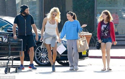 From left to right - Rick Salomon, Pamela Anderson and his two daughters