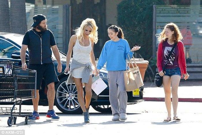 From left to right - Rick Salomon, Pamela Anderson and his two daughters