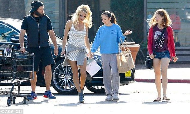 From left to right - Rick Salomon, Pamela Anderson and his two daughters