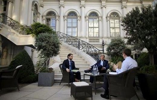 U.S. Secretary of State John Kerry (C) and State Department Chief of Staff Jon Finer (L).