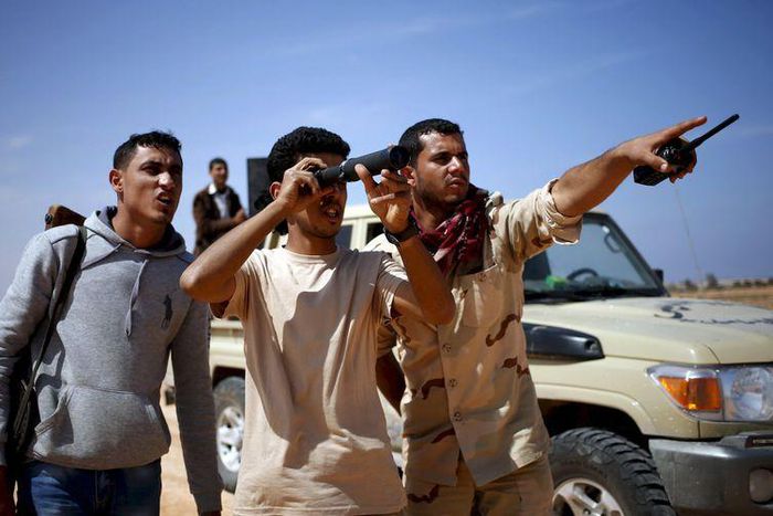 Libya Dawn fighters look at Islamic State militant positions near Sirte March 19, 2015. REUTERS/Goran Tomasevic/File