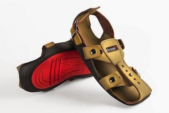 Expandable sandals