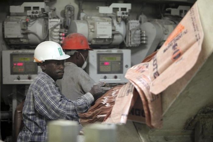 Labourers work at the Dangote Cement factory in Obajana village in Nigeria's central state of Kogi November 8, 2010.     REUTERS/Akintunde Akinleye