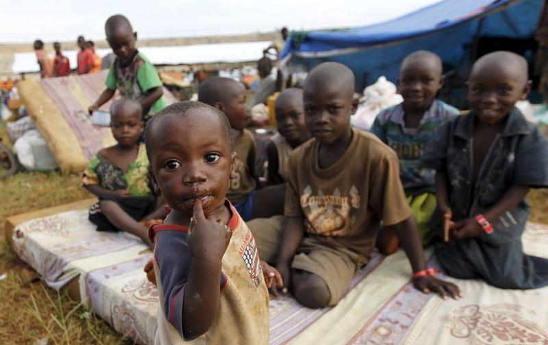 Burundian refugee children pose for a photograph at the Lake Tanganyika stadium in Kigoma western Tanzania, May 19, 2015.  REUTERS/Thomas Mukoya