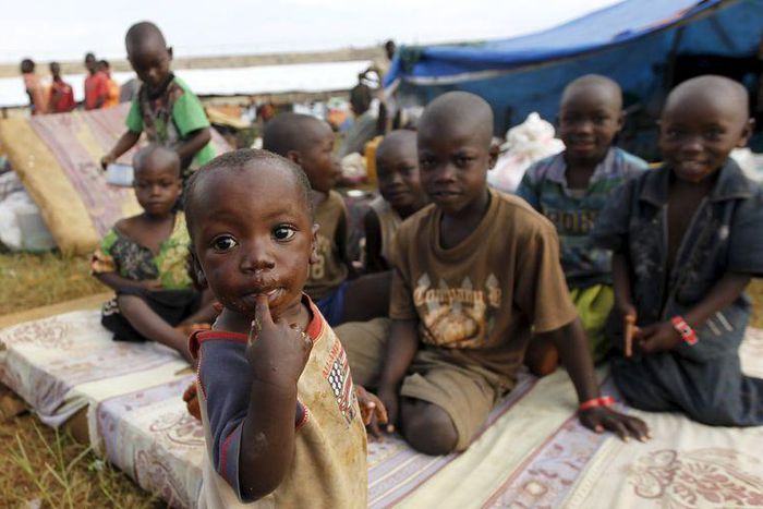 Burundian refugee children pose for a photograph at the Lake Tanganyika stadium in Kigoma western Tanzania, May 19, 2015.  REUTERS/Thomas Mukoya
