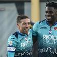 Atalanta's Colombian forward Duvan Zapata (R) scored a minute after missing a penalty against Roma