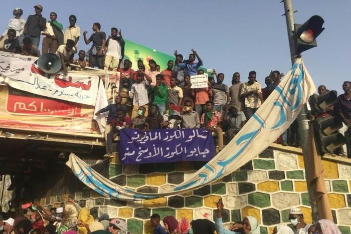 Sudanese demonstrators have kept up an unprecedented sit-in for six days in front of the army headquarters in Khartoum
