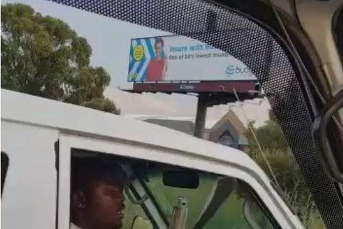 Commercial driver pulls out big machete from his car to slaughter private car driver (video)