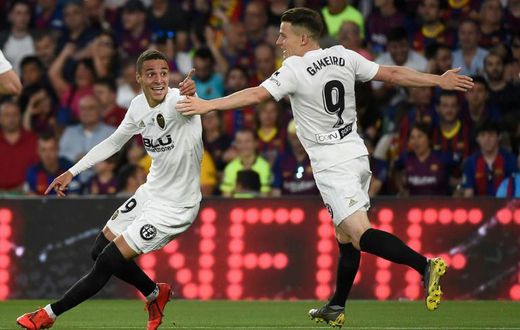 Rodrigo (L) and Kevin Gameiro got the goals as Valencia upset Barcelona in Seville