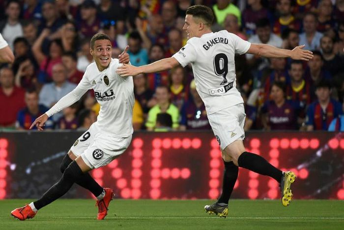Rodrigo (L) and Kevin Gameiro got the goals as Valencia upset Barcelona in Seville