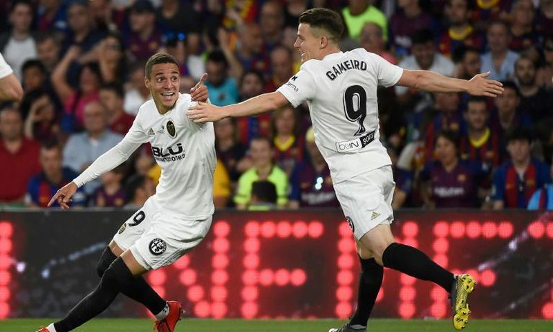 Rodrigo (L) and Kevin Gameiro got the goals as Valencia upset Barcelona in Seville