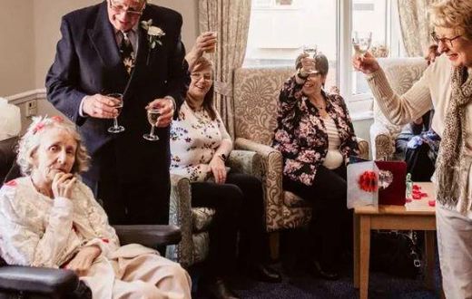 Elderly lovers tie the knot after 43 years of dating (photos)