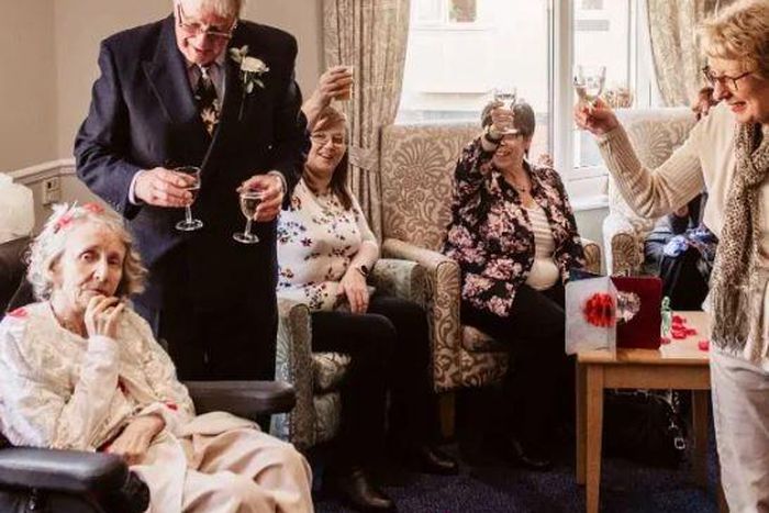 Elderly lovers tie the knot after 43 years of dating (photos)