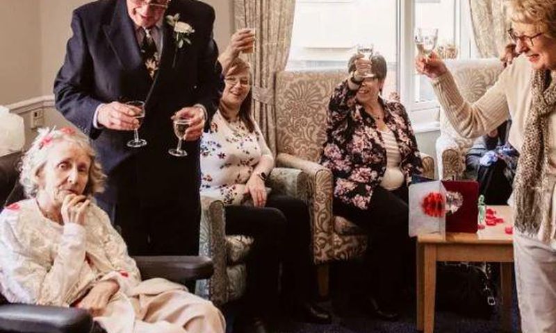 Elderly lovers tie the knot after 43 years of dating (photos)