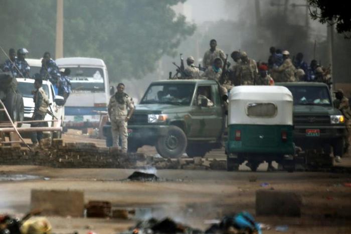 Sudanese forces are deployed around Khartoum's army headquarters on June 3, 2019 as they try to disperse Khartoum's sit-in