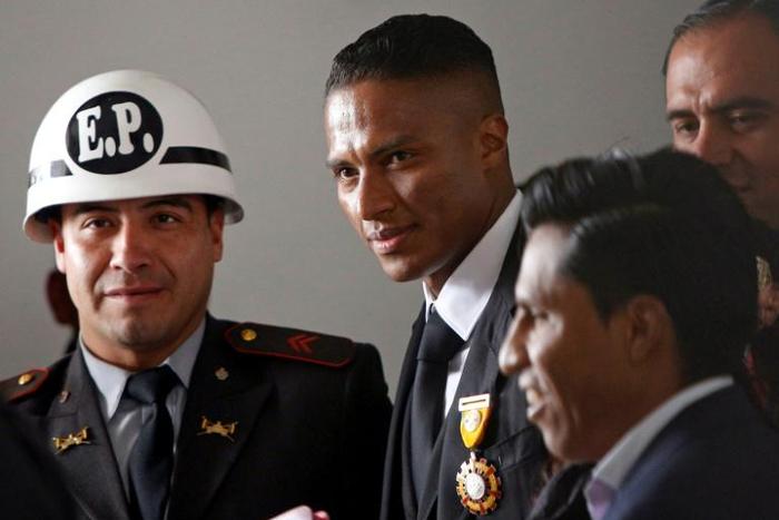 Antonio Valencia getting his Order of Merit from Ecuador's president
