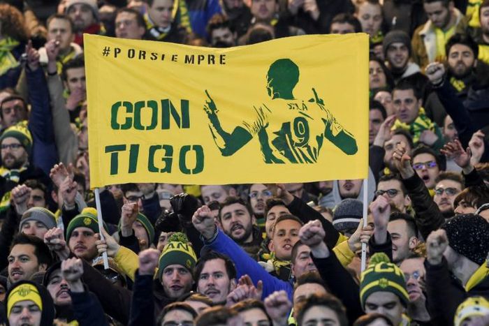 Supporters of Nantes football club display a message in Spanish that reads "With you, forever" next to an image of Emiliano Sala Des supporters du FC Nantes affichent le message en espagnol "pour toujours, avec toi" au côté de l'effigie d'Emiliano Sala...