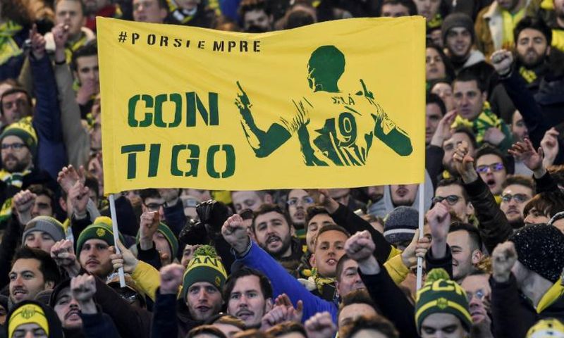 Supporters of Nantes football club display a message in Spanish that reads "With you, forever" next to an image of Emiliano Sala Des supporters du FC Nantes affichent le message en espagnol "pour toujours, avec toi" au côté de l'effigie d'Emiliano Sala...