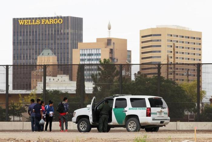 The US-Mexican border in Texas is to be bolstered with 57 miles of barriers
