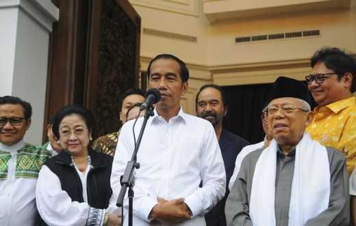 Indonesia's Joko Widodo (C), who has won a second term as president, spoke to reporters with his running mate Ma'ruf Amin (R) in Jakarta three days before the official results were announced