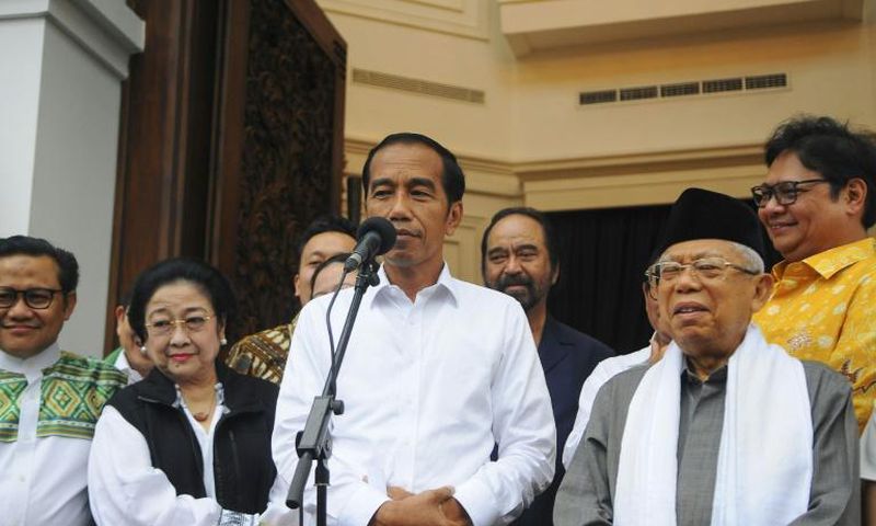 Indonesia's Joko Widodo (C), who has won a second term as president, spoke to reporters with his running mate Ma'ruf Amin (R) in Jakarta three days before the official results were announced