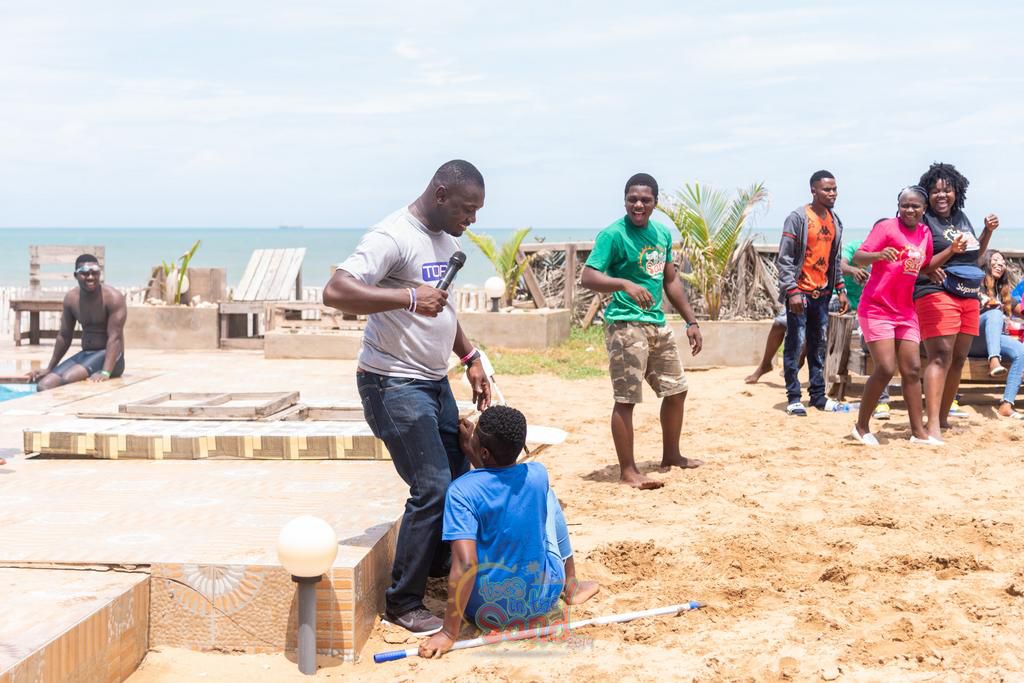 Pimpin artistry hosts Toes in the sand