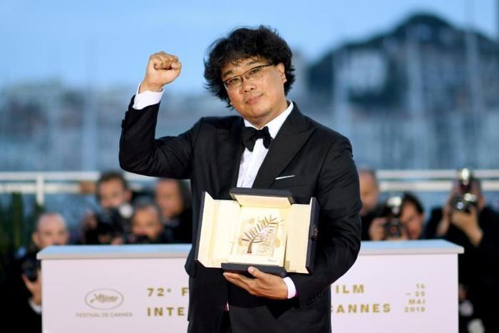 Bong Joon-Ho shows off his Palme d'Or prize in Cannes