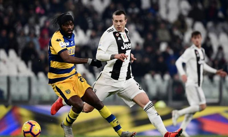 Parma's Ivorian forward Gervinho (L) holds off Juventus' Italian forward Federico Bernardeschi during the Italian Serie A football match Juventus vs Parma on February 2, 2019 at the Juventus stadium in Turin.