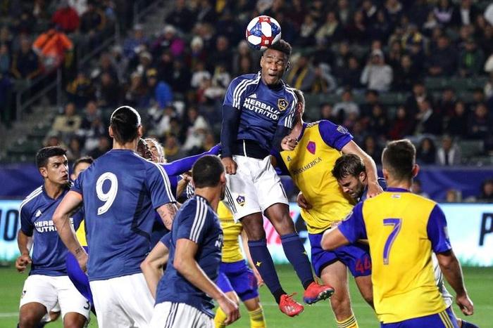 Ola Kamara (C) is departing Major League Soccer's Los Angeles Galaxy for Shenzhen FC of the Chinese Super League