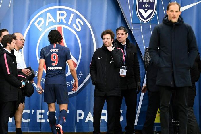 Edinson Cavani came off injured after scoring a penalty as PSG beat Bordeaux 1-0 on Saturday