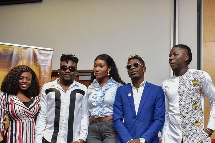 Kelvyn Boy brushes off Wendy Shay, hugs Shatta Wale instead