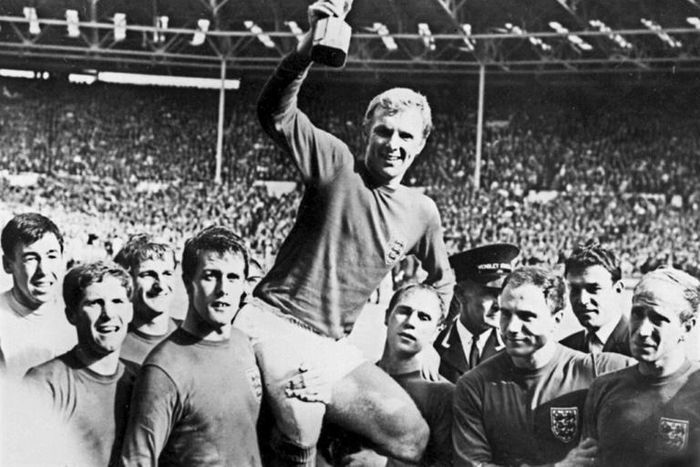 Former 1966 World Cup winning team-mate Bobby Charlton led tributes to the goalkeeper that day Gordon Banks who has died aged 81