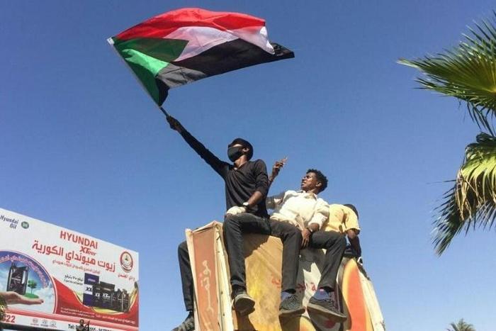Chanting anti-government slogans, Sudanese protesters have been urging the military to back them in demanding President Omar al-Bashir resign