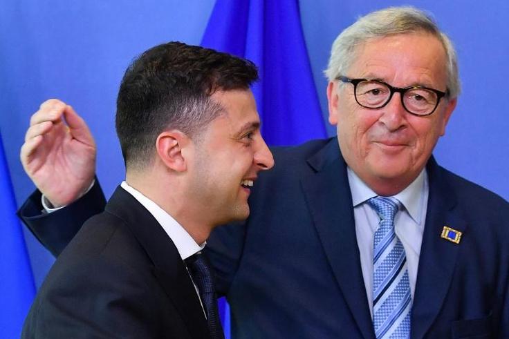 Ukraine's President Volodymyr Zelensky met European Commission President Jean-Claude Junker (R) in Brussels on his first foreign trip as leader