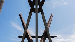 Venice Beach may lose a landmark: A Mark di Suvero sculpture