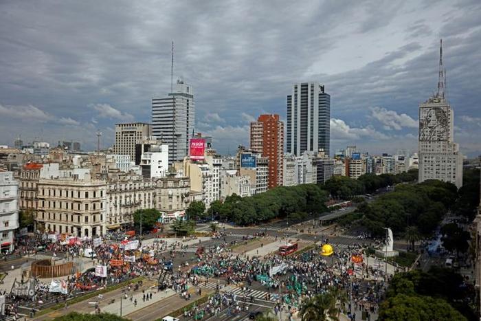 Argentina´s union workers march in downtown Buenos Aires, on April 4, 2019, during a protest against the economic policies of Argentina's President Mauricio Macri