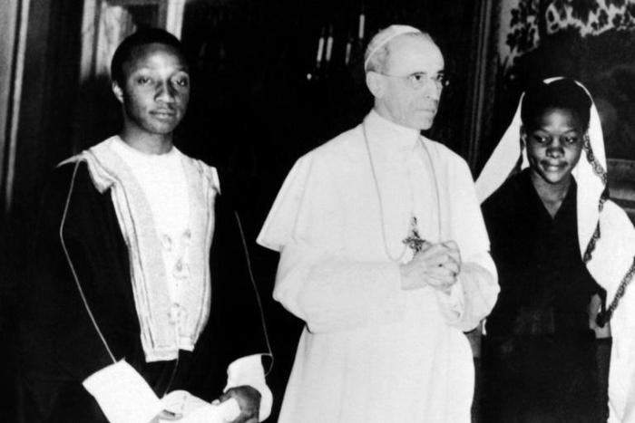 Pope Pius XII (centre) meets exiled King Edward Frederick Mutesa II, Kabaka of Buganda (L) and Queen Damali of Buganda in August 1951