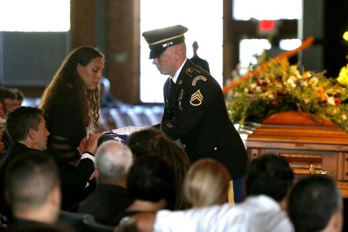 Les parents de Riley Howell lors des funérailles de leur fils, qui est mort en luttant contre un tireur sur le cmapus de son université à Charlotte.
