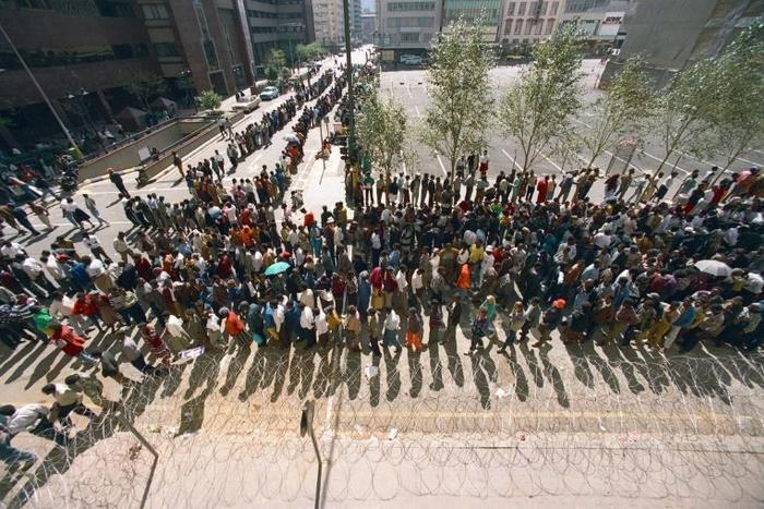 South Africans queue to cast their votes in Johannesburg on April 27, 1994, in the country's first all-race elections