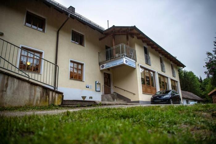 Picture taken on May 11, 2019 shows a hotel on the banks of the river Ilz in Passau, southern Germany.German police were investigating on May 12, 2019 the baffling deaths of three people found in a room of the Bavarian hotel with crossbow bolts in thei...