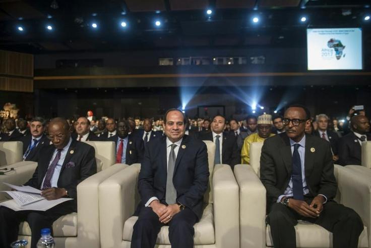 Egypt's President Abdel Fattah al-Sisi (C) and Rwanda's President Paul Kagame (R) -- the outgoing and incoming AU chairs