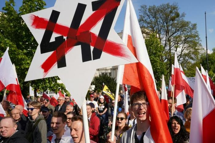 Far-right supporters who marched from the prime minister's office to the US embassy waved banners reading "No to claims", "Shame" and "Stop 477" 