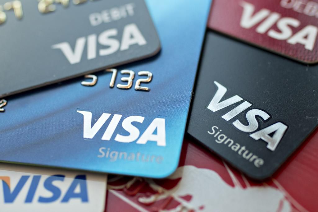 Cheating husband refuses to go home as pregnant side chick mistakenly uses his visa card to pay for baby clothes at his wife’s shop