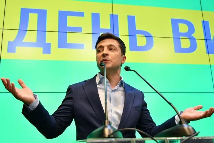 Ukraine's incoming president Volodymyr Zelensky, a political novice, has yet to be inaugurated but already faces what analysts call a "dangerous trap" set in the US