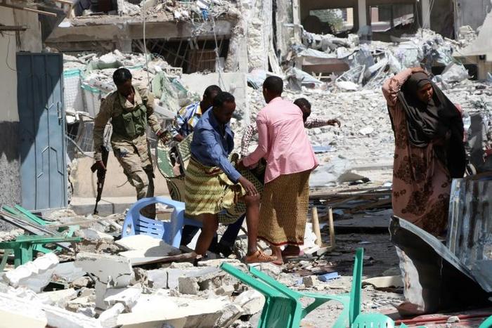 A victim is removed from the Maka Al-Mukarama hotel in Mogadishu on March 1, 2019 following a 24-hour seige by Al-Shabaab jihadists