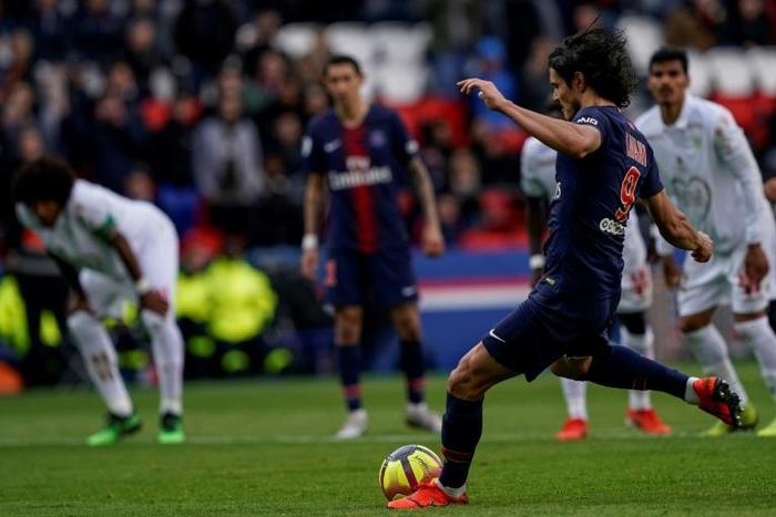 Paris Saint-Germain forward Edinson Cavani missed this last-gasp penalty as PSG failed to beat Nice