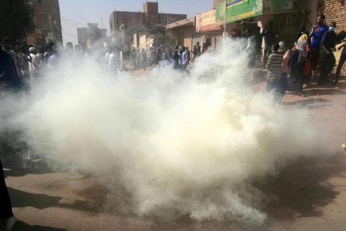 Sudanese police fire tear gas at hundreds of protesters trying to march on the presidential palace in the capital Khartoum on January 24, 2019, as protests have rocked the country since December 2018