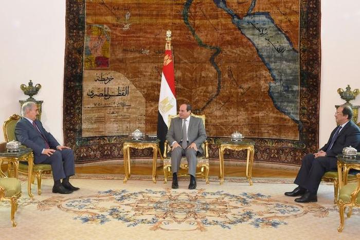Egyptian President Abdel Fattah al-Sisi (C) met with Libyan commander Khalifa Haftar (L) in Cairo on Thursday